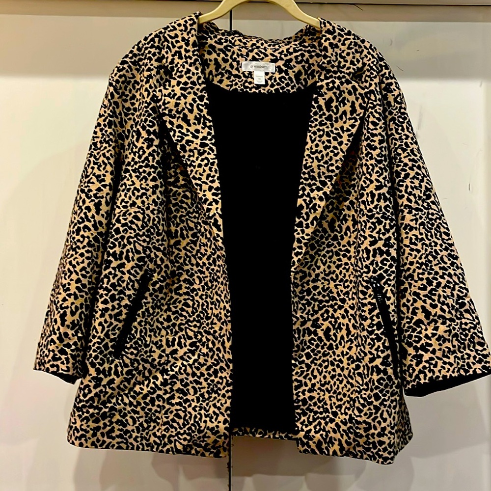Cheetah print Blazer/jacket. 3/4 sleeve. Zip pocket. Open front.